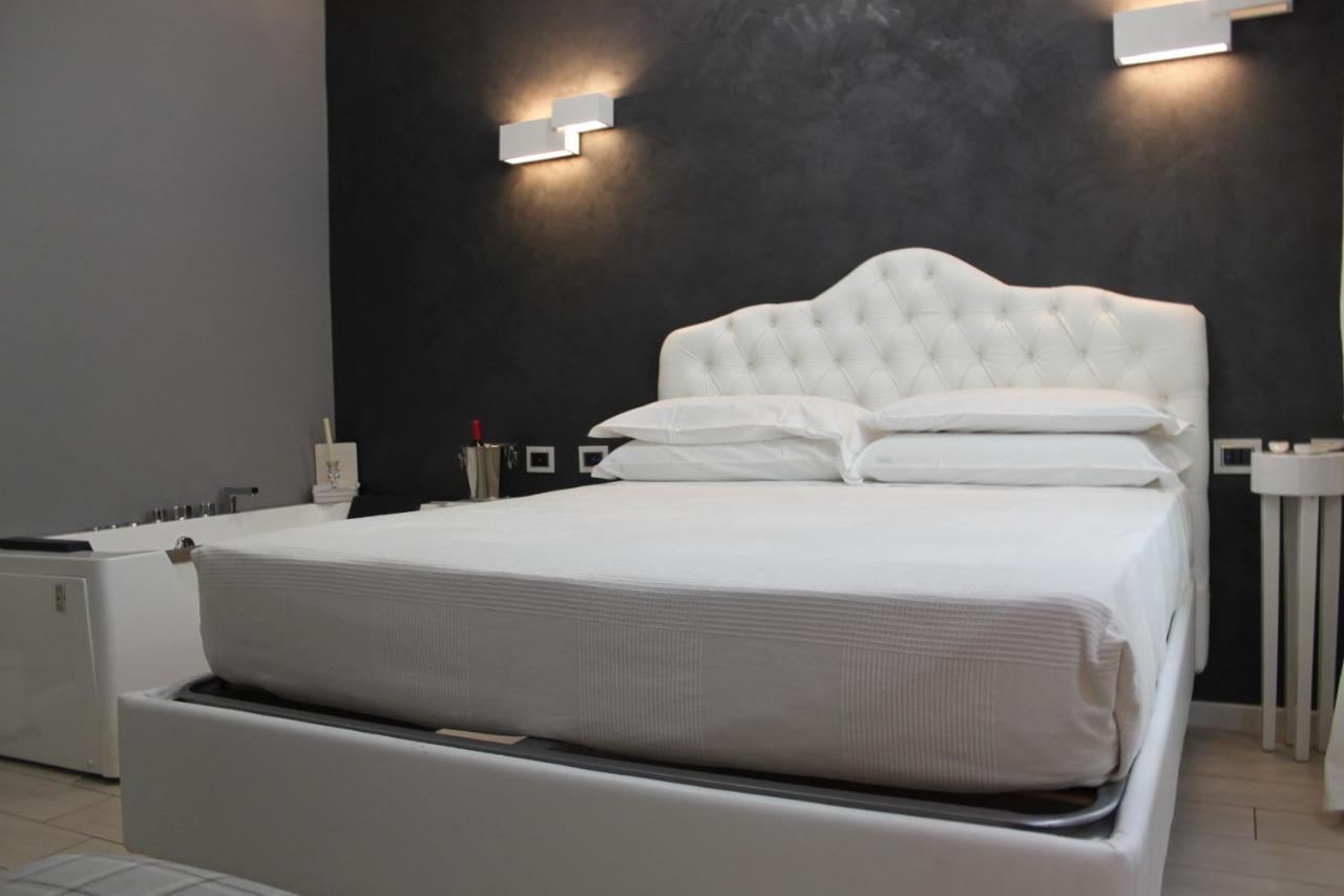 Jacuzzi Apartament By Parmacentro B&B Bagian luar foto