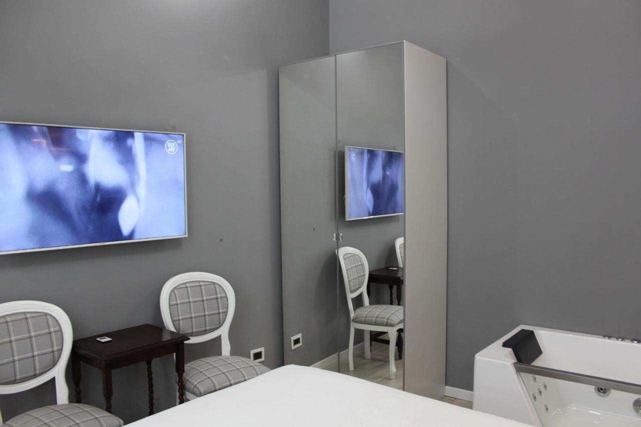 Jacuzzi Apartament By Parmacentro B&B Bagian luar foto
