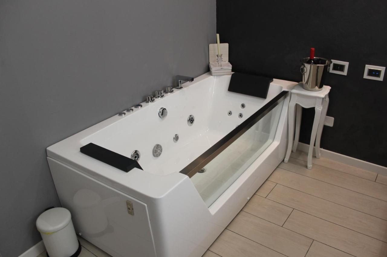 Jacuzzi Apartament By Parmacentro B&B Bagian luar foto