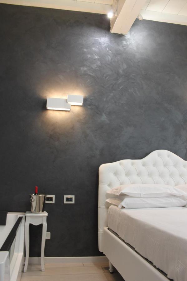 Jacuzzi Apartament By Parmacentro B&B Bagian luar foto
