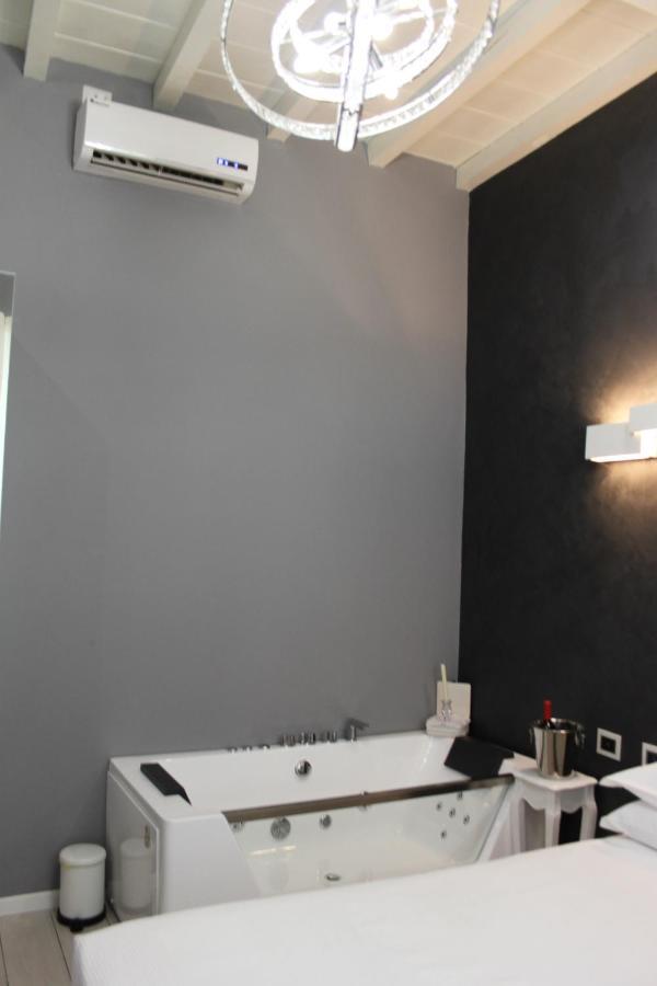 Jacuzzi Apartament By Parmacentro B&B Bagian luar foto