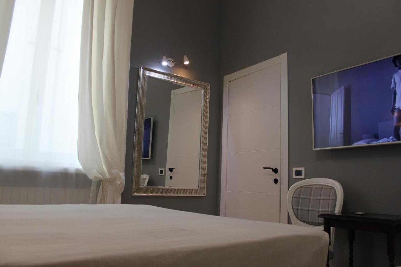 Jacuzzi Apartament By Parmacentro B&B Bagian luar foto