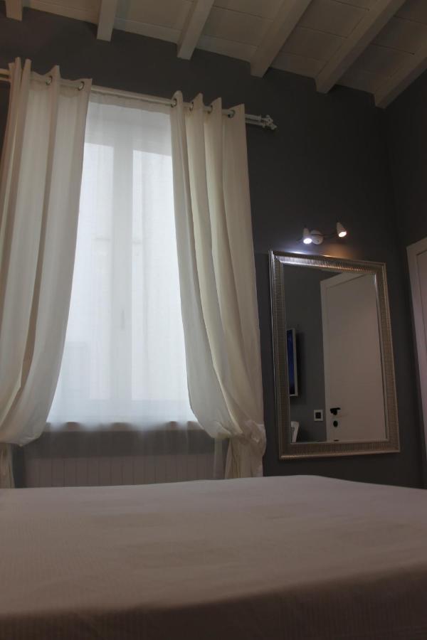 Jacuzzi Apartament By Parmacentro B&B Bagian luar foto