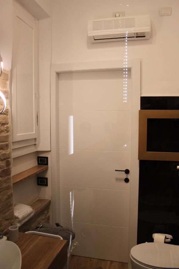 Jacuzzi Apartament By Parmacentro B&B Bagian luar foto