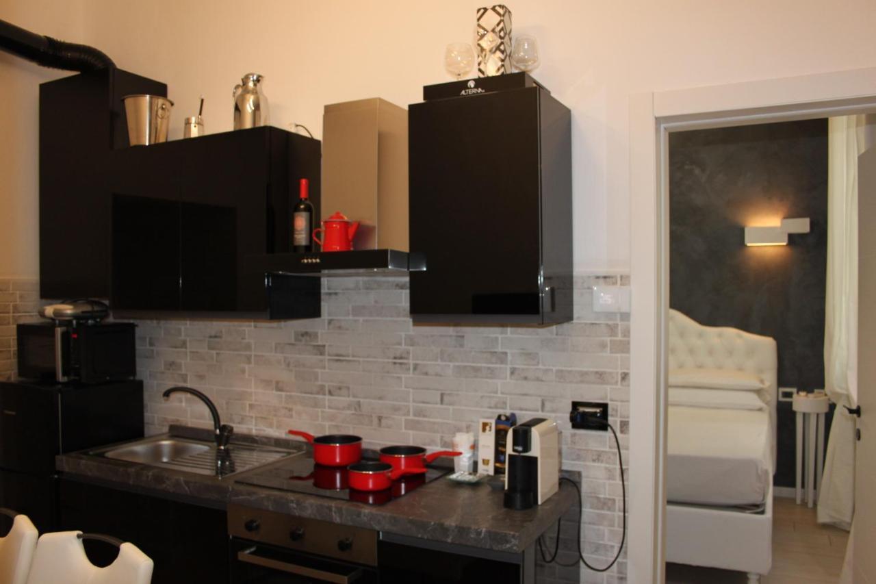 Jacuzzi Apartament By Parmacentro B&B Bagian luar foto