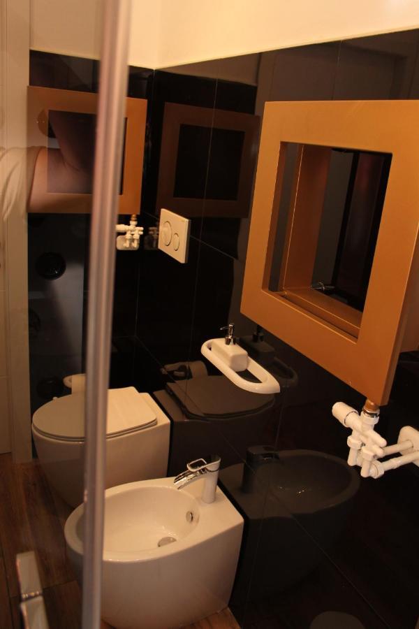 Jacuzzi Apartament By Parmacentro B&B Bagian luar foto
