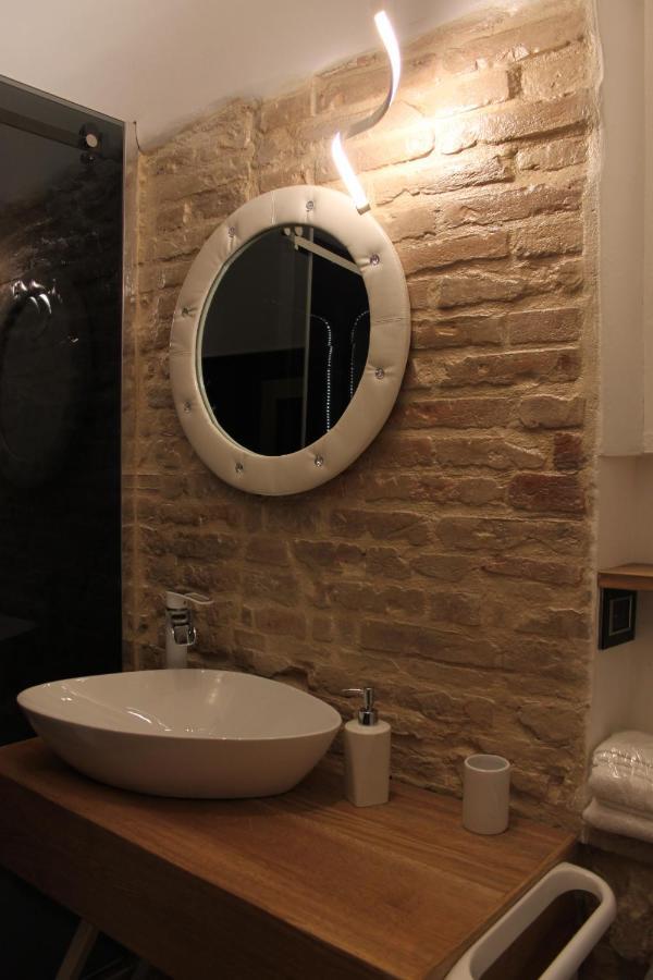 Jacuzzi Apartament By Parmacentro B&B Bagian luar foto