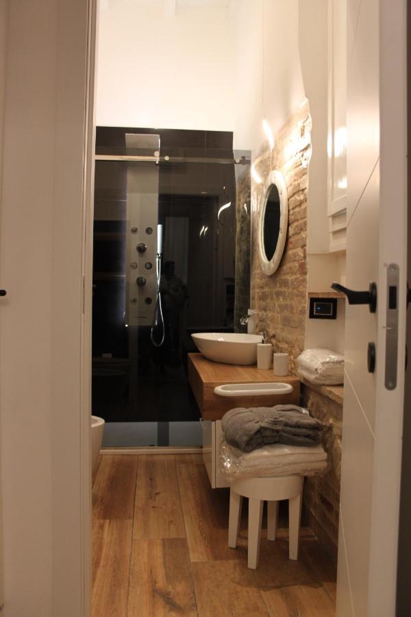 Jacuzzi Apartament By Parmacentro B&B Bagian luar foto