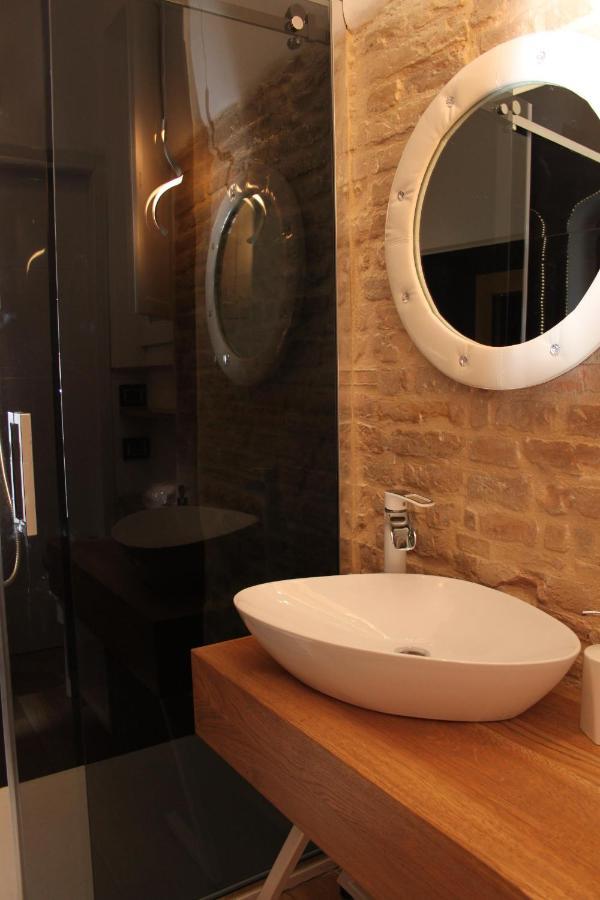 Jacuzzi Apartament By Parmacentro B&B Bagian luar foto