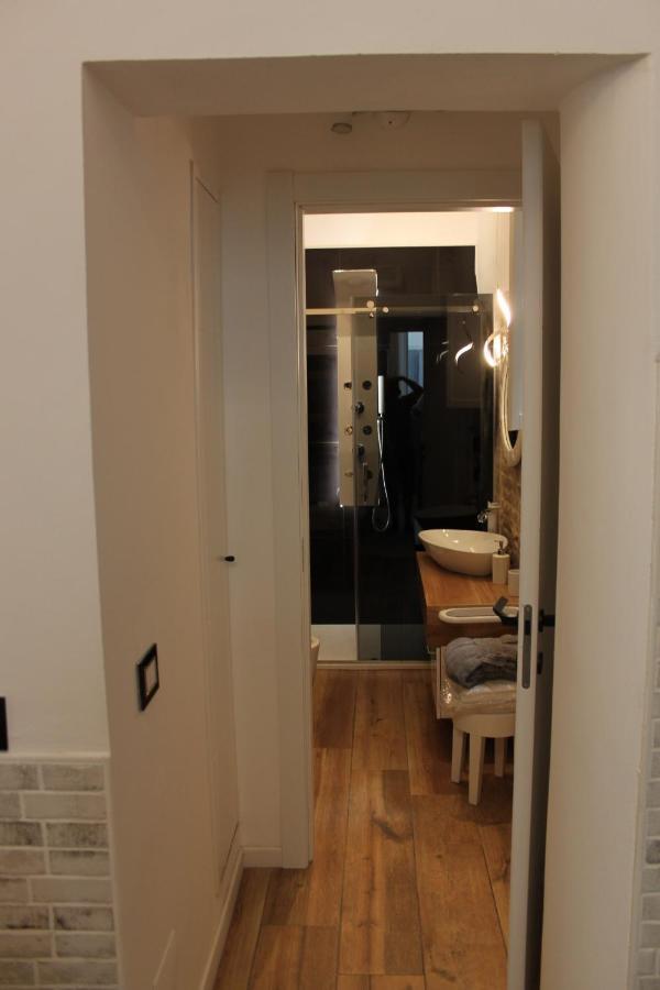 Jacuzzi Apartament By Parmacentro B&B Bagian luar foto